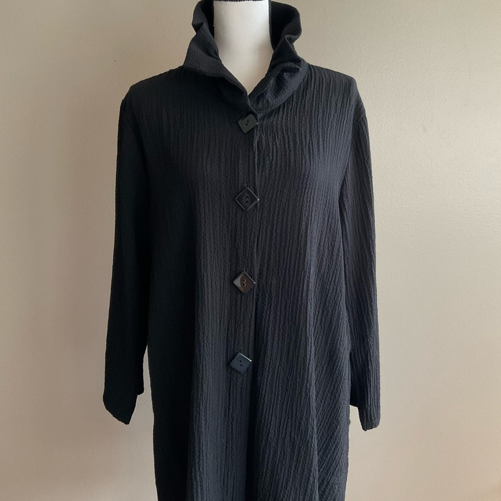 Yushi Flowy Black Crinkle Tunic with Flexible Wired Collar and Big Buttons